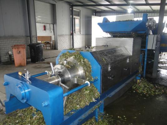 Vegetable, fruit dewatering machine